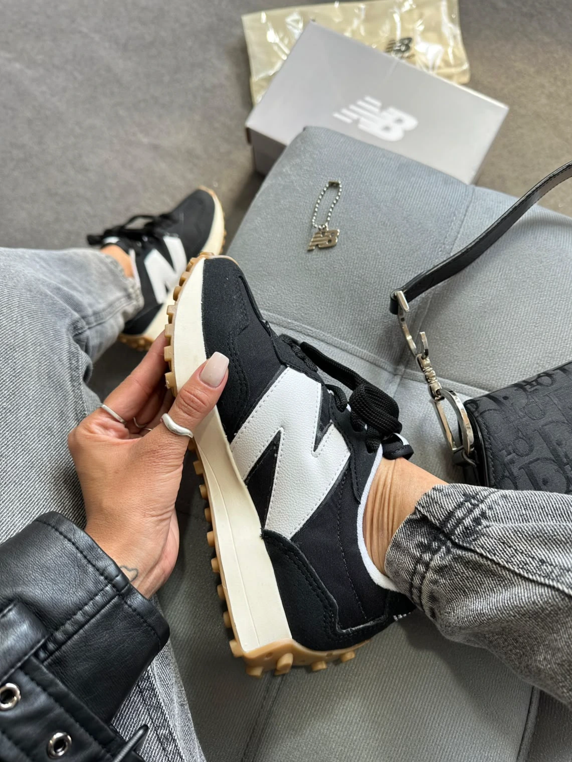 New Balance 327 - Preto/Branco