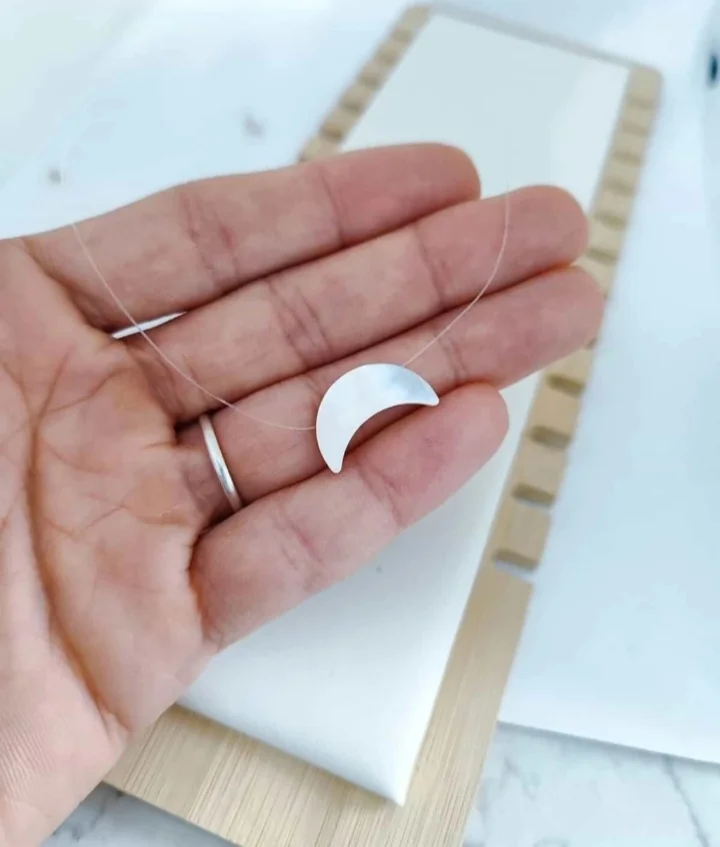 Colar Nylon Lua em Madrepérola fecho em Prata 925