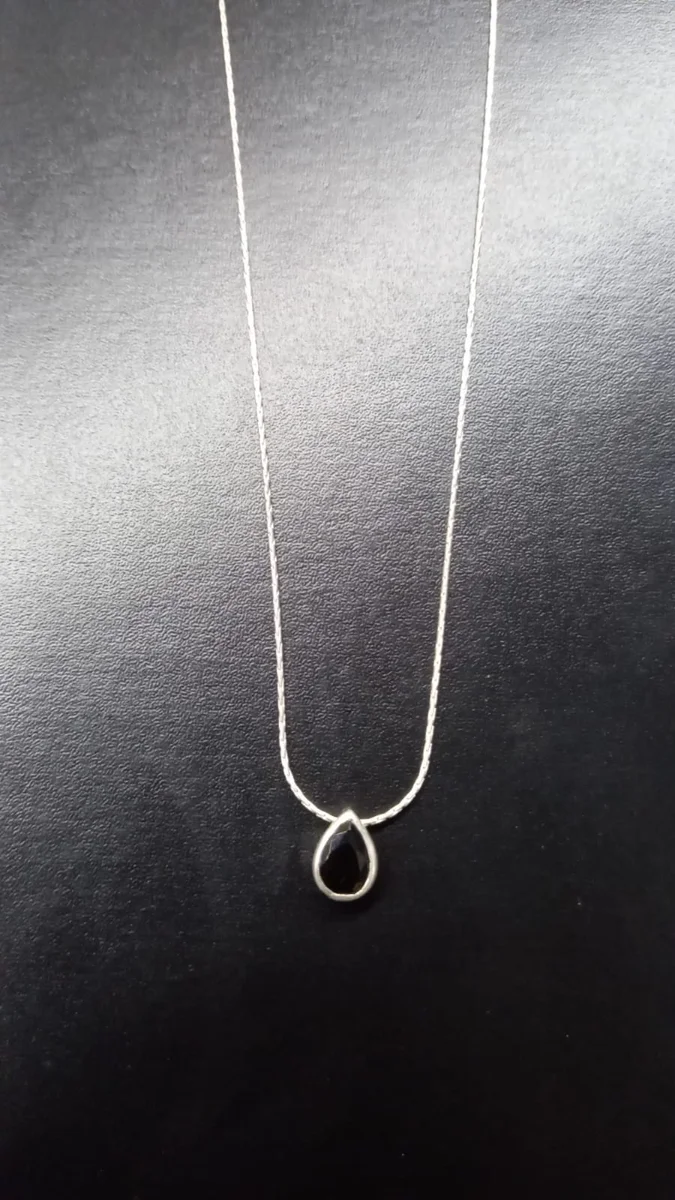 Colar Semi Rígido Com gota Preta