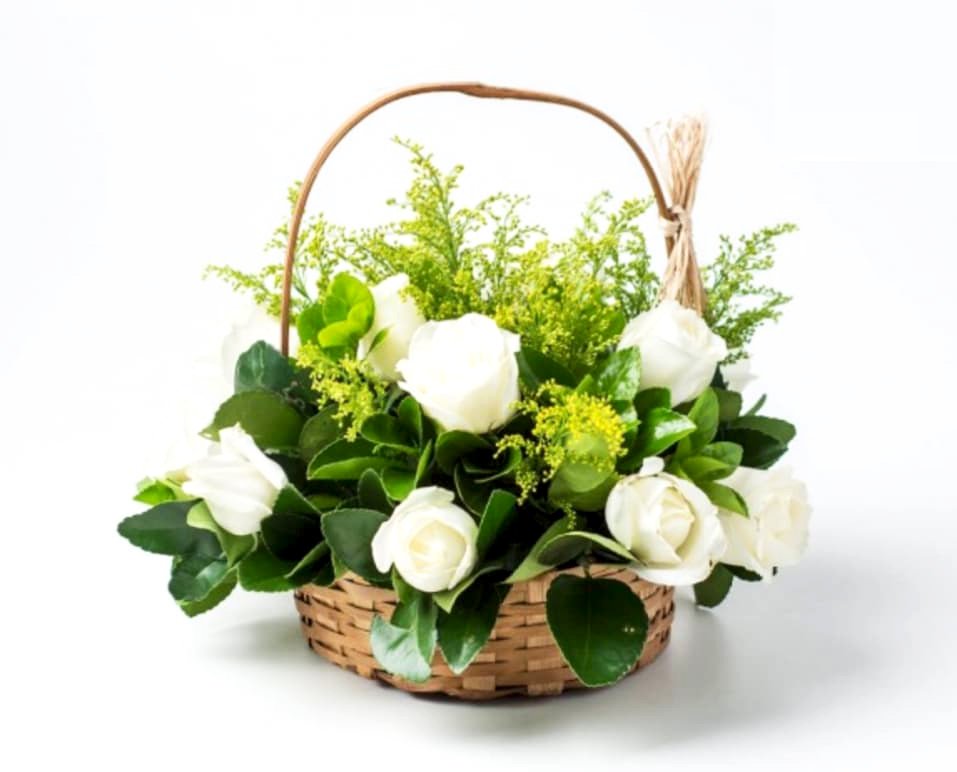 Cesta com 15 Rosas Brancas