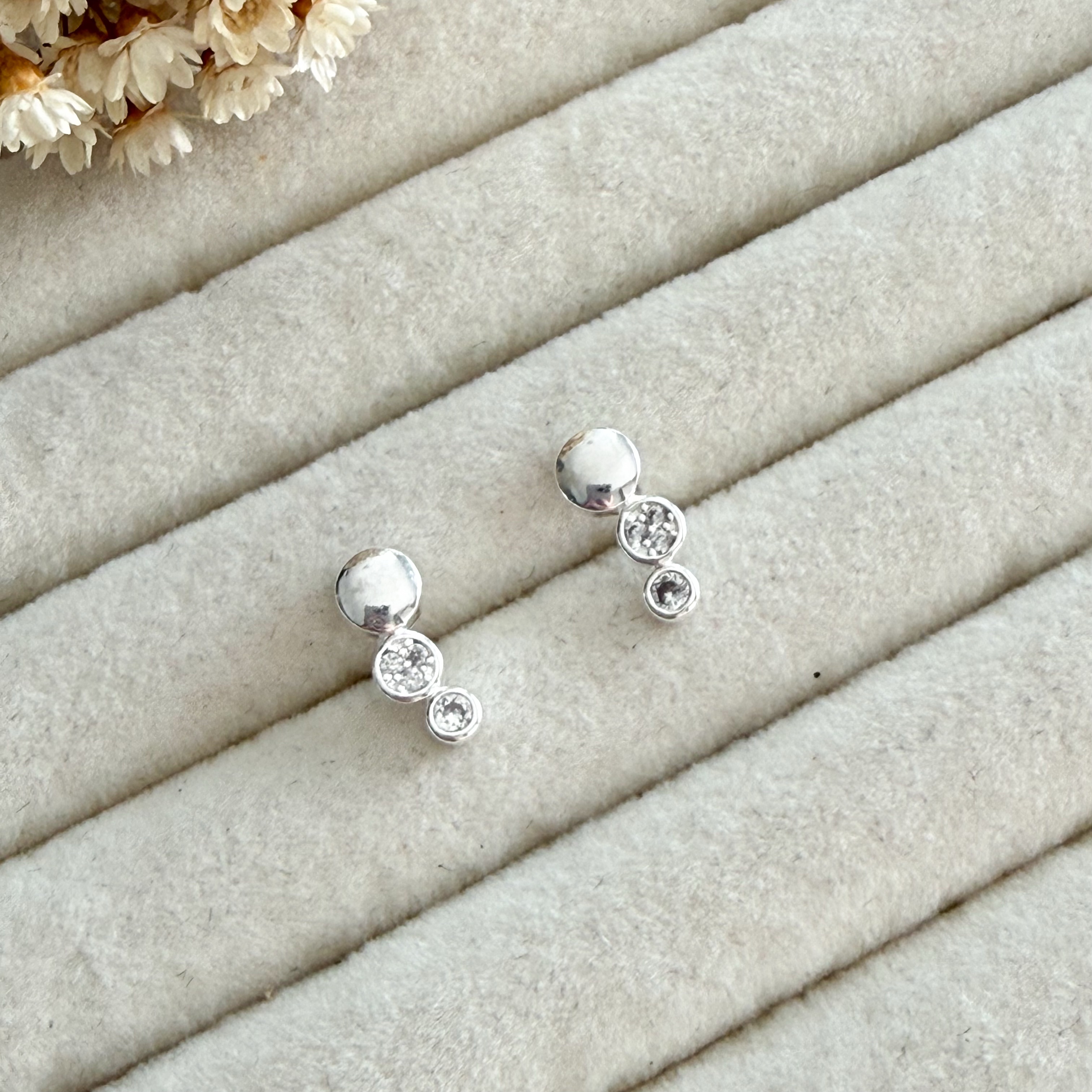 Brinco prata ear cuff bolinhas