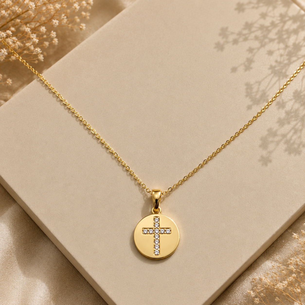 Colar dourado cruz cravejada