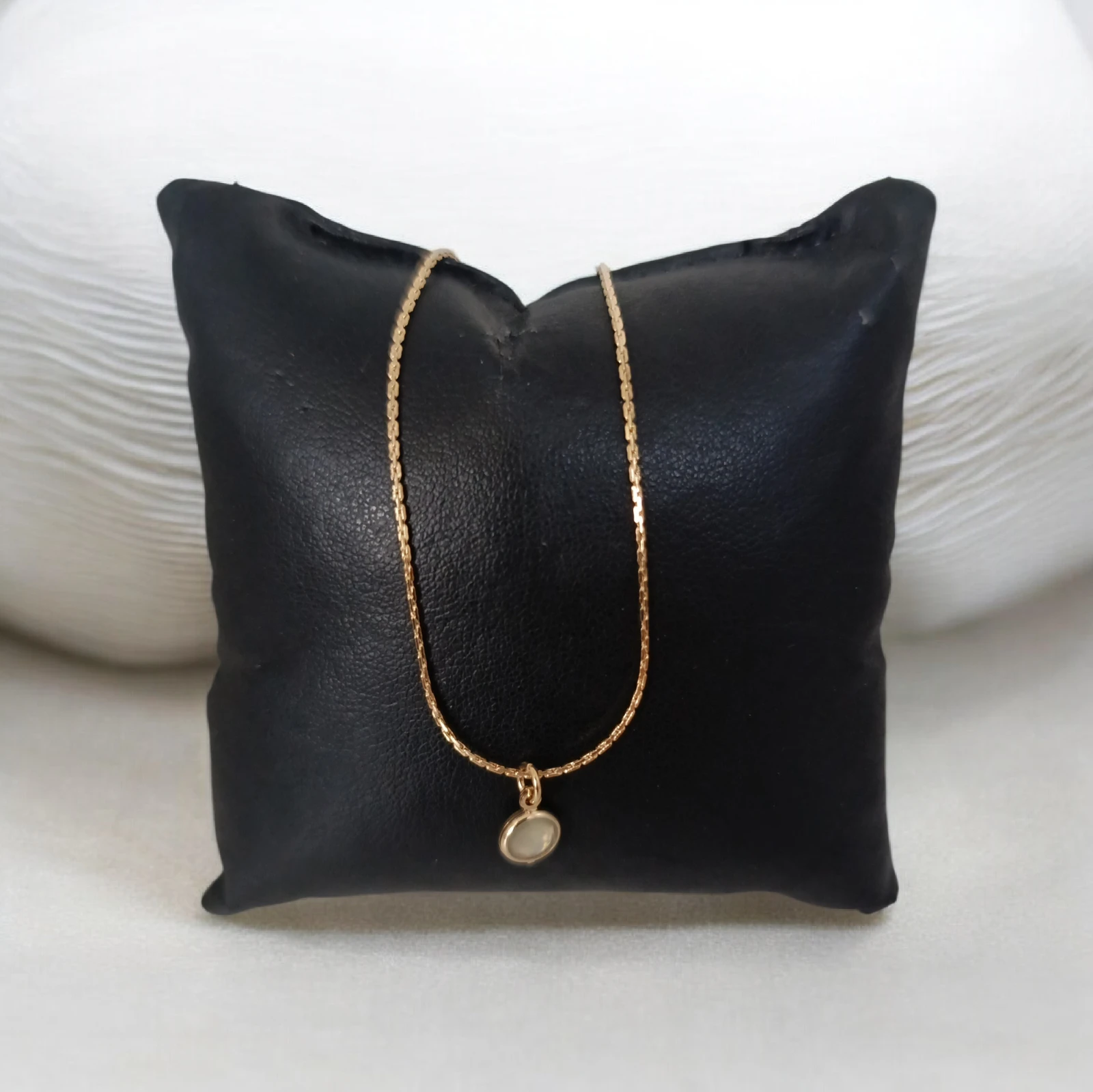 Pulseira com Pingente Oval Dourado