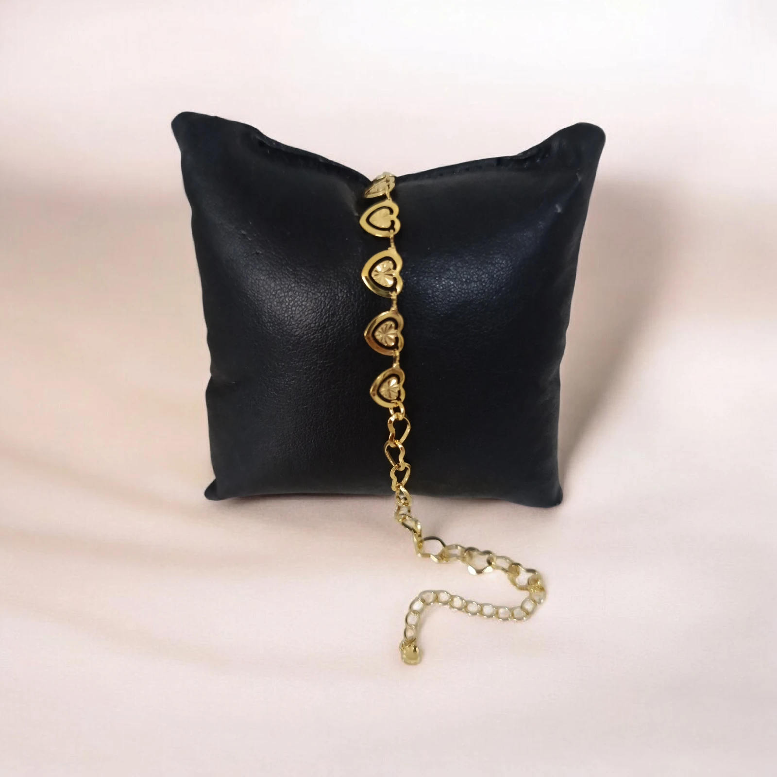 Pulseira Dourada com Corações