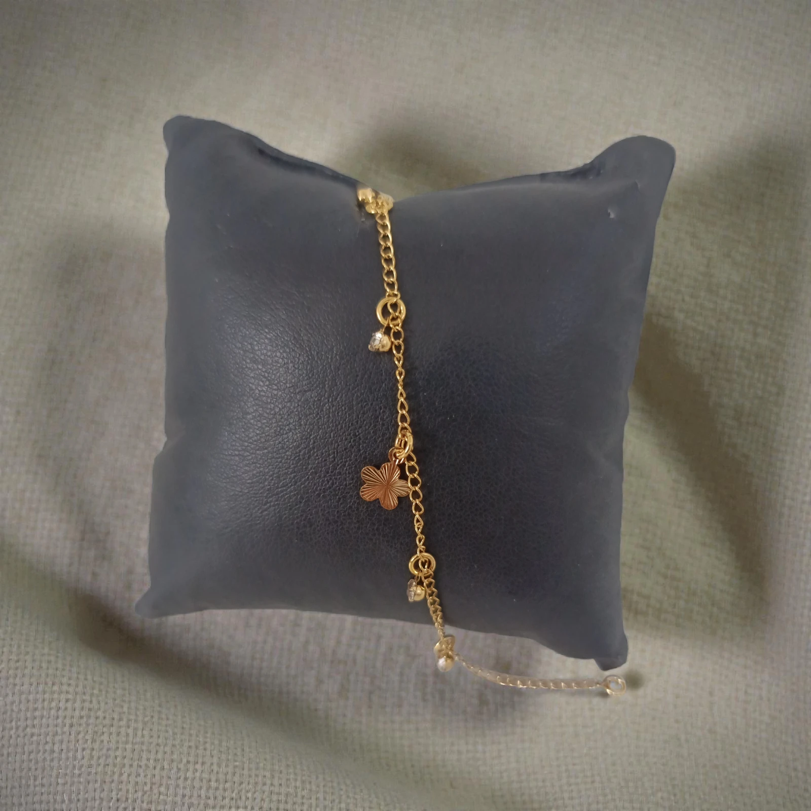 Pulseira Dourada com Pingente Flor