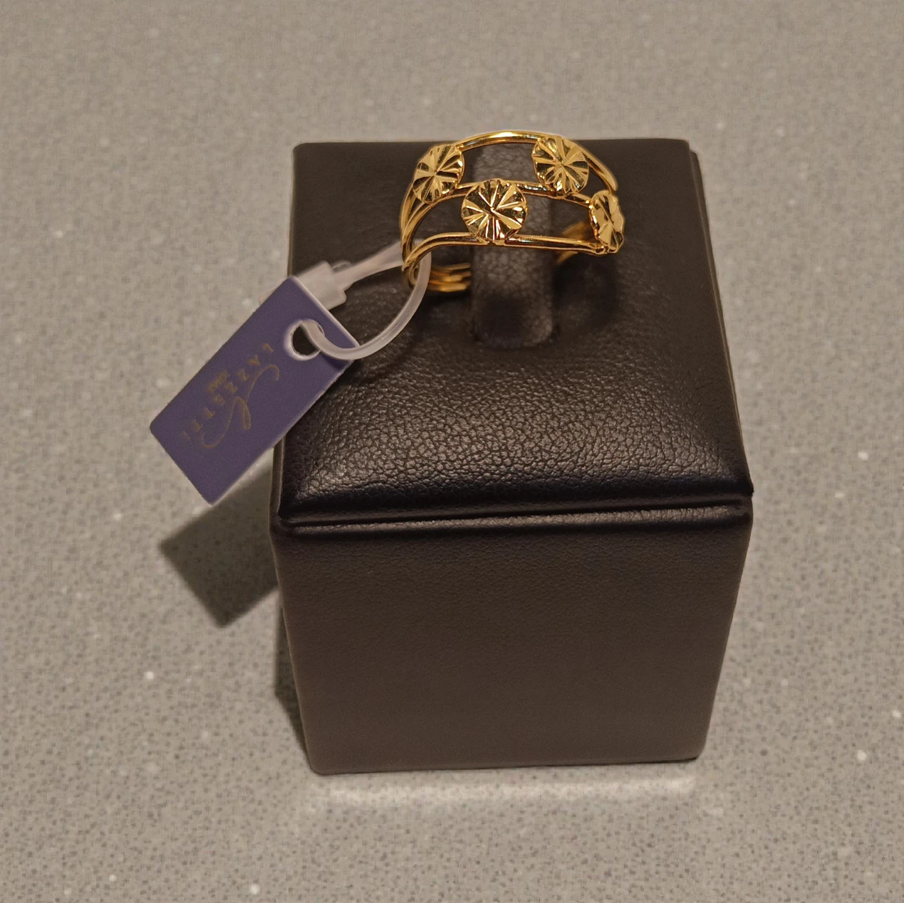 Anel Dourado com Flores