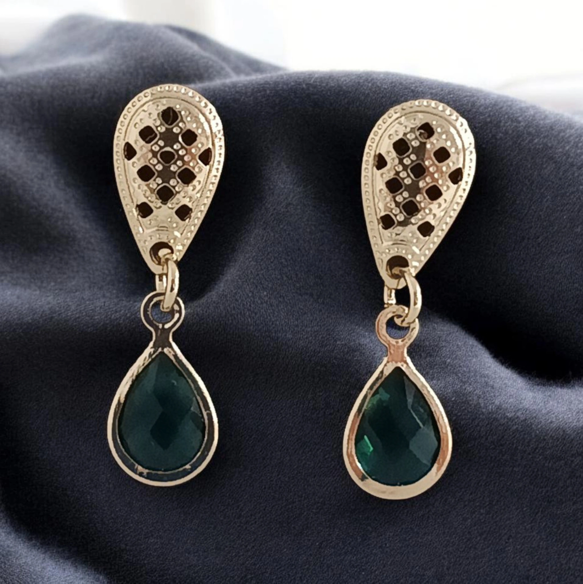 Brinco Dourado Gota Verde