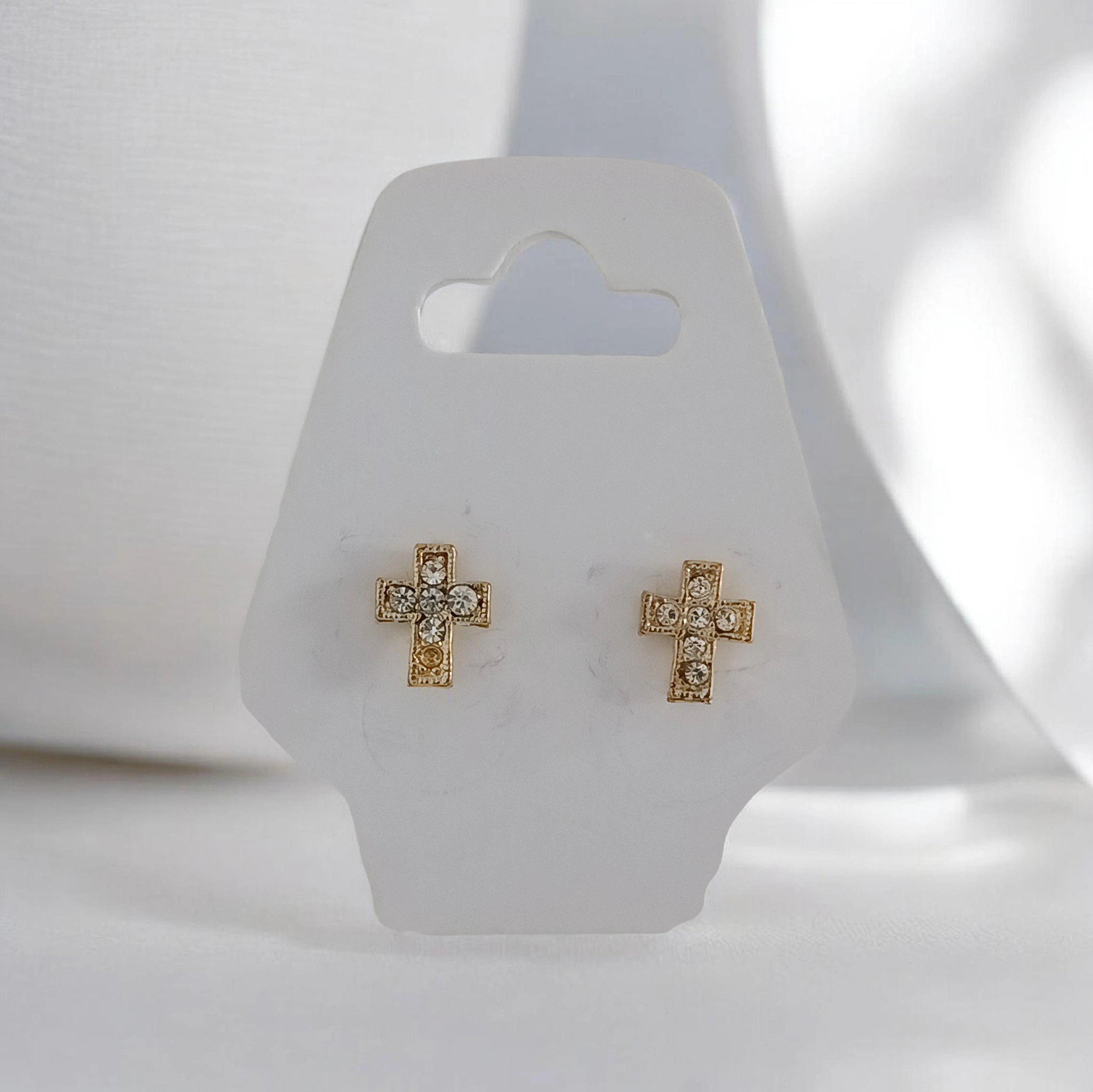 Brinco Cruz Dourado com Zircônias