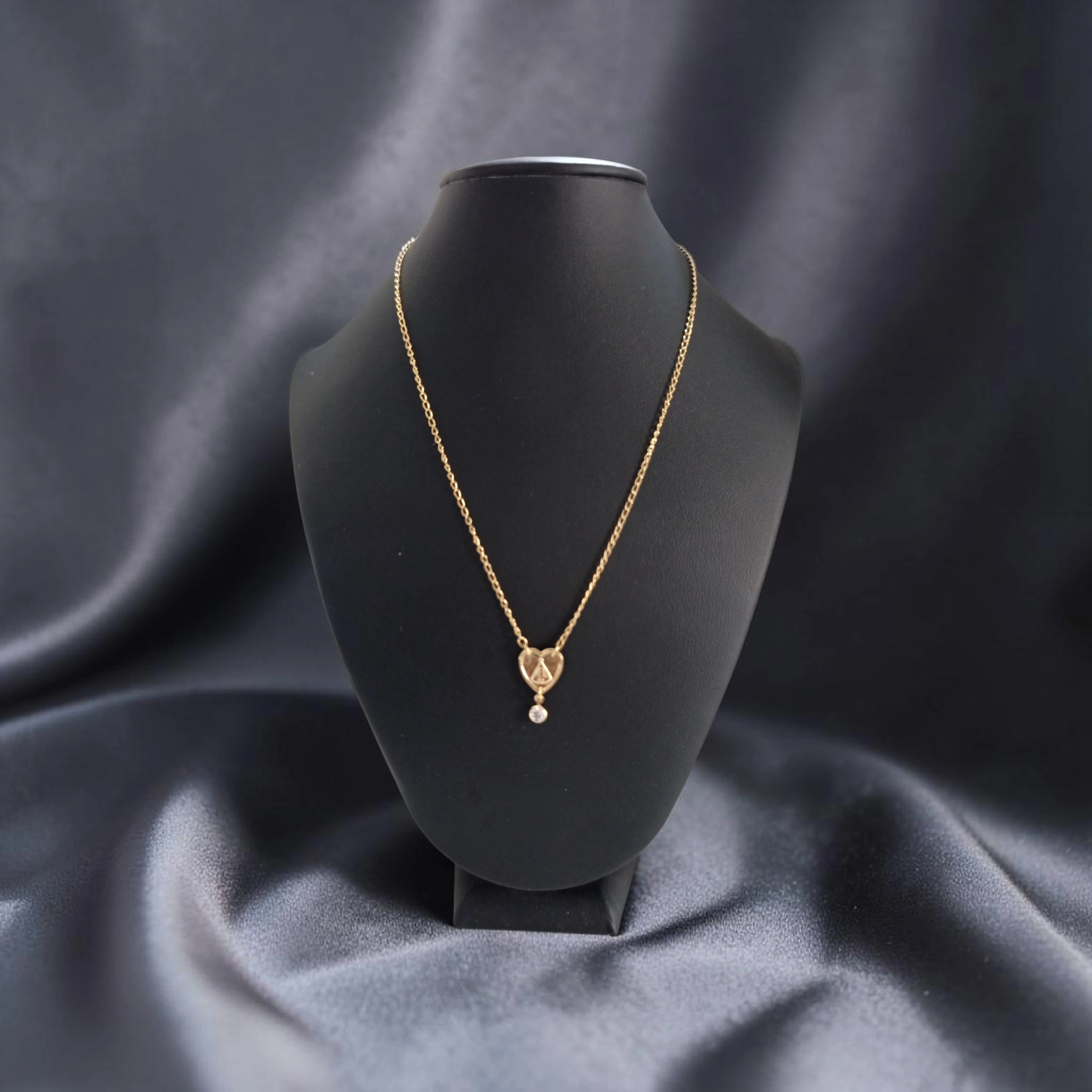 Colar Dourado com Pingente Coração