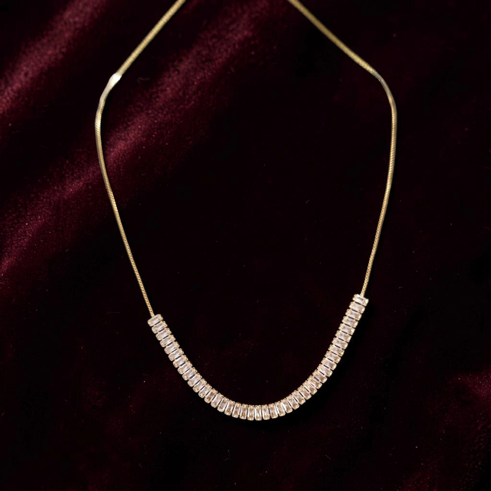 Colar Dourado com Zircônias
