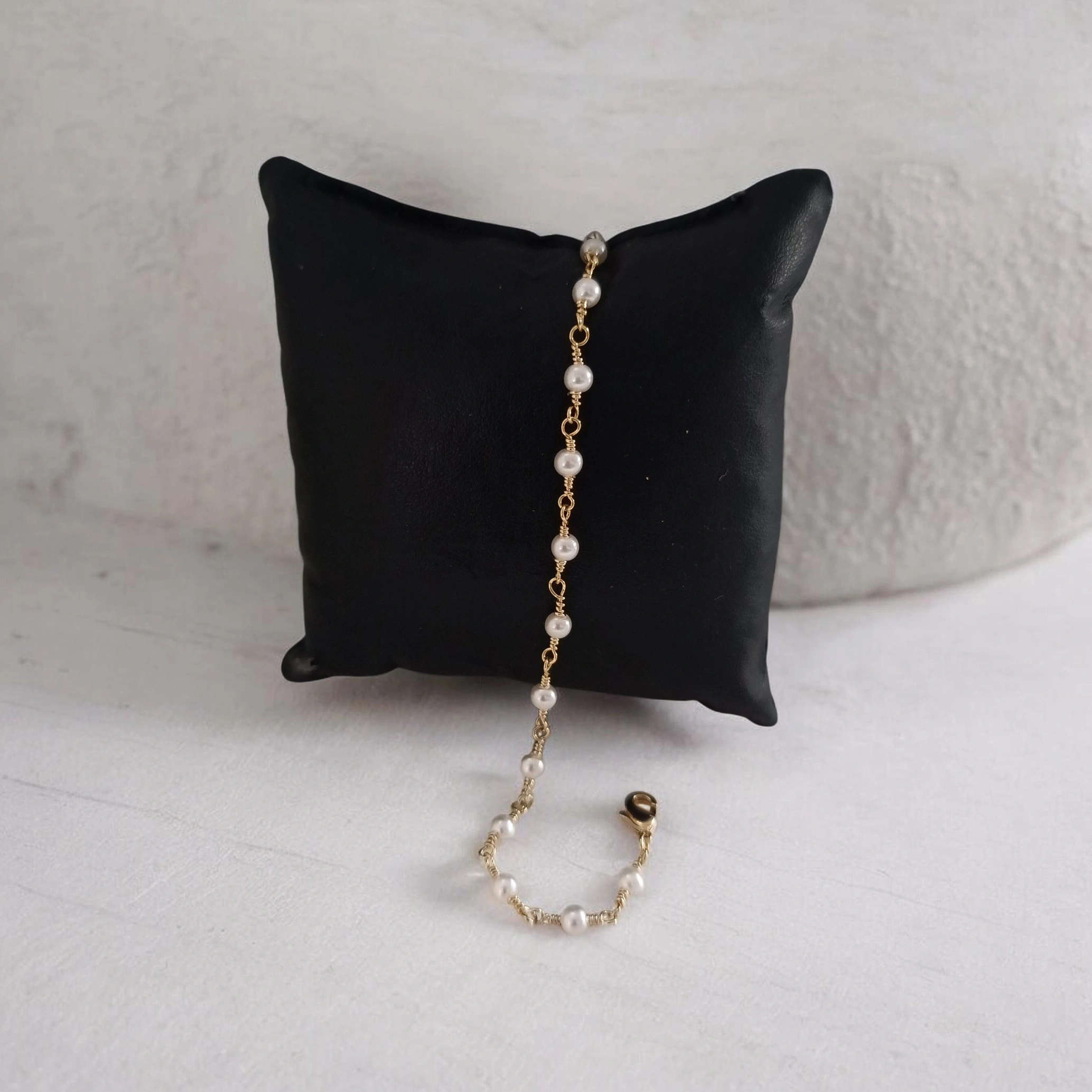 Pulseira de Pérolas com Corrente