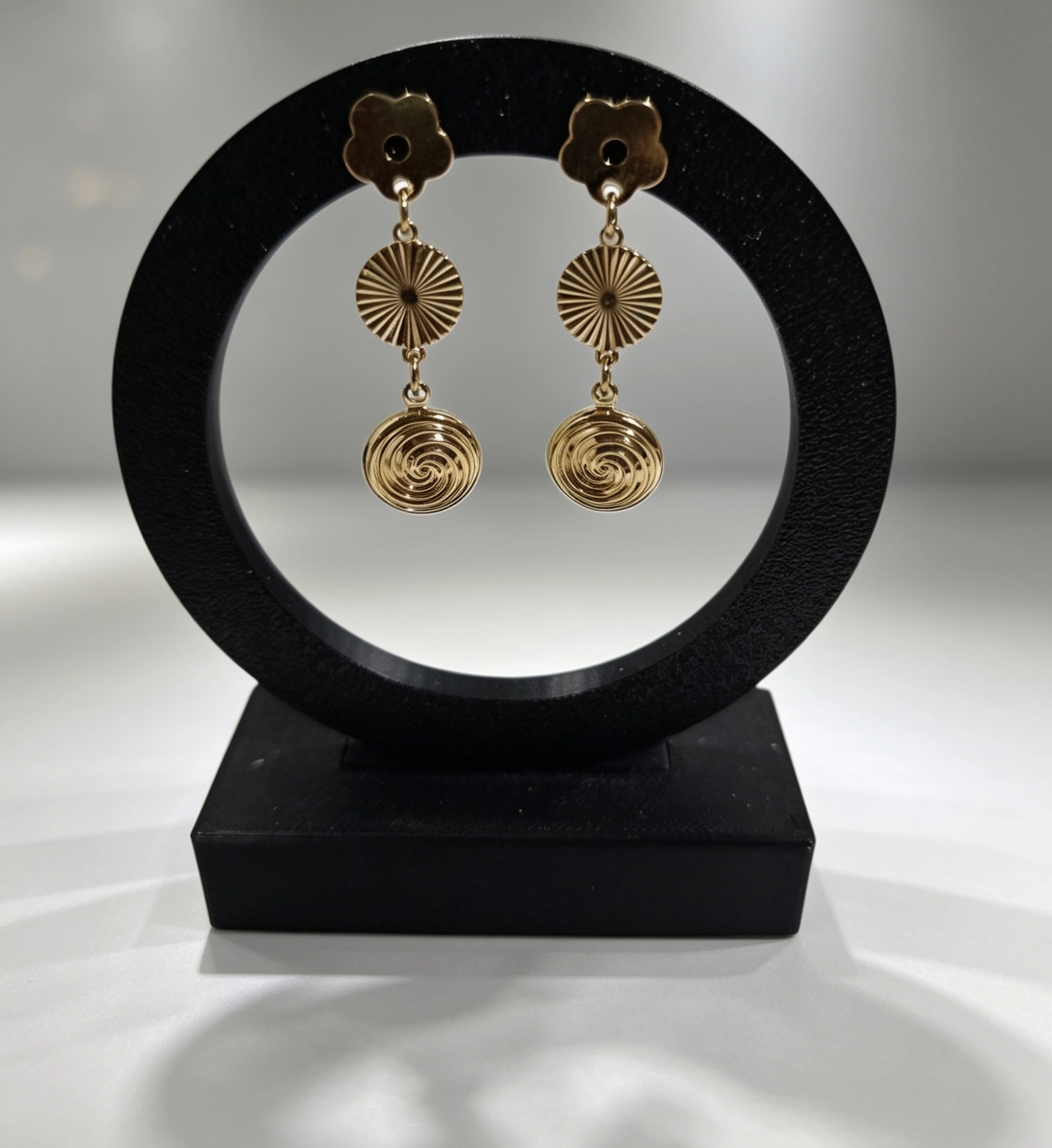 Brinco Dourado Floral Circular