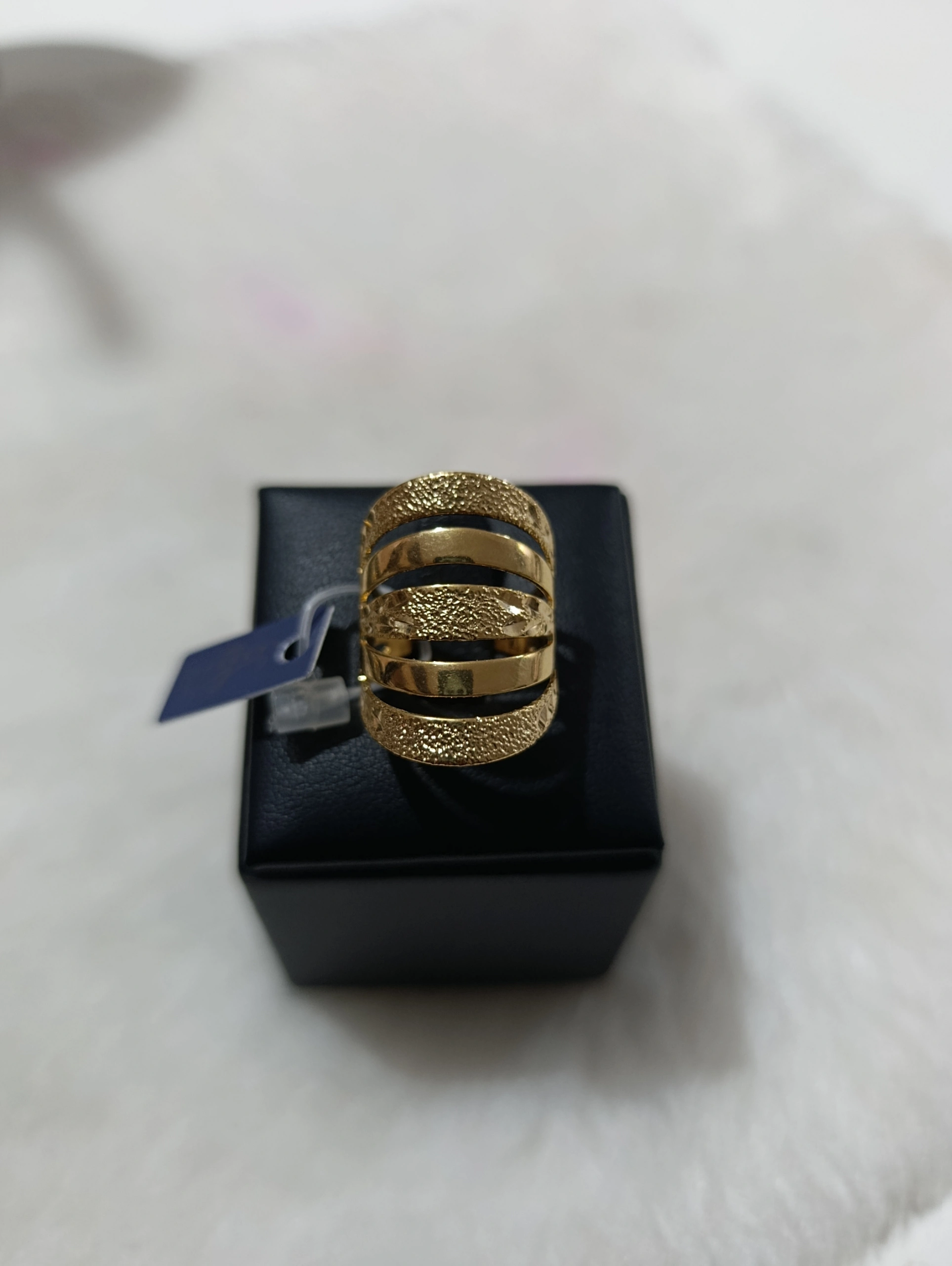 Anel Largo Texturizado Dourado