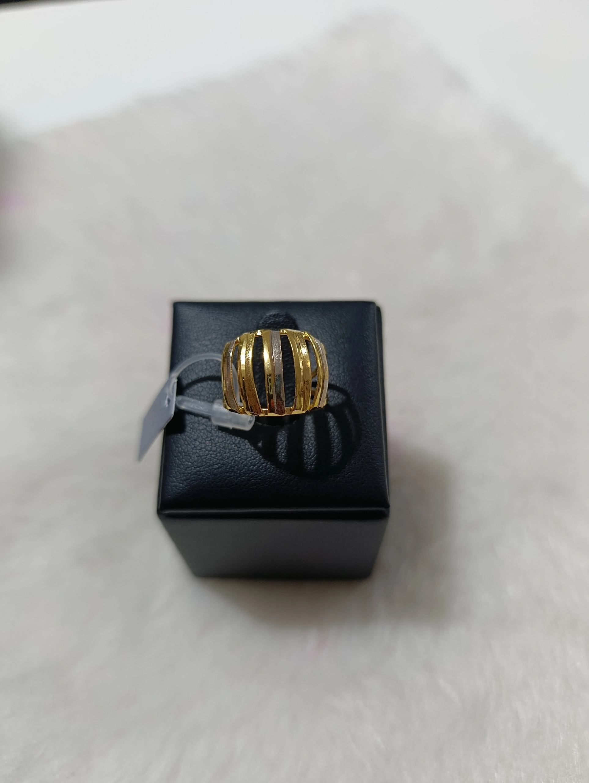Anel Dourado Abarcado