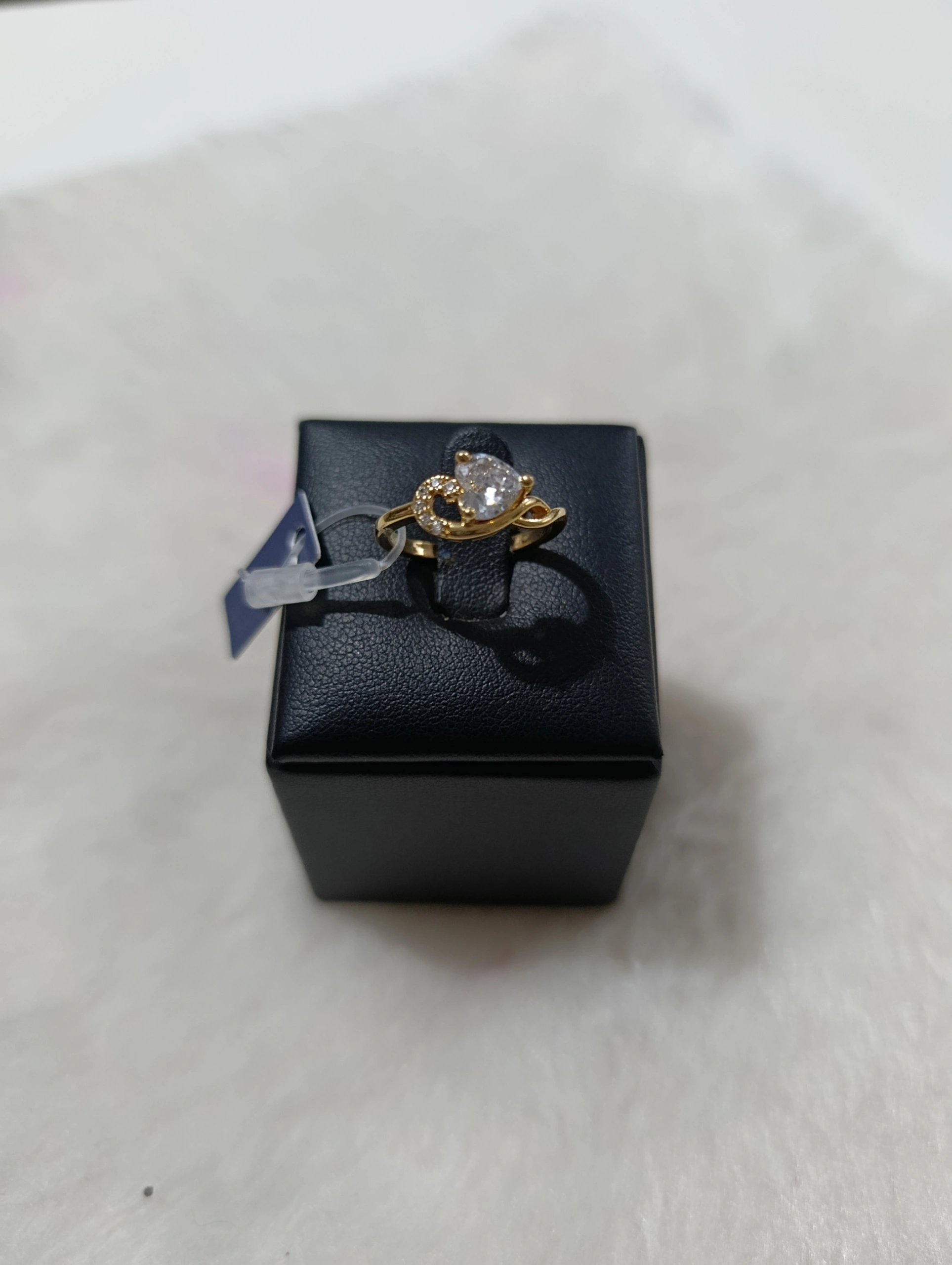 Anel Dourado com Zircônia Coração