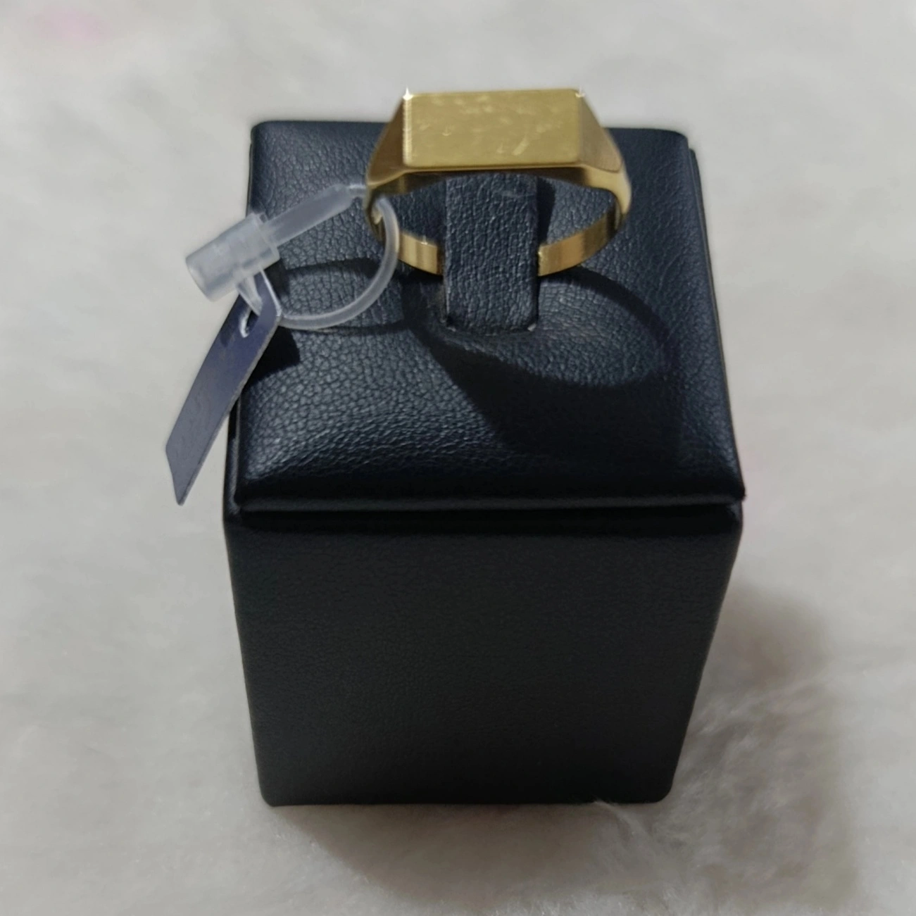 Anel Dourado com Gravata Larga