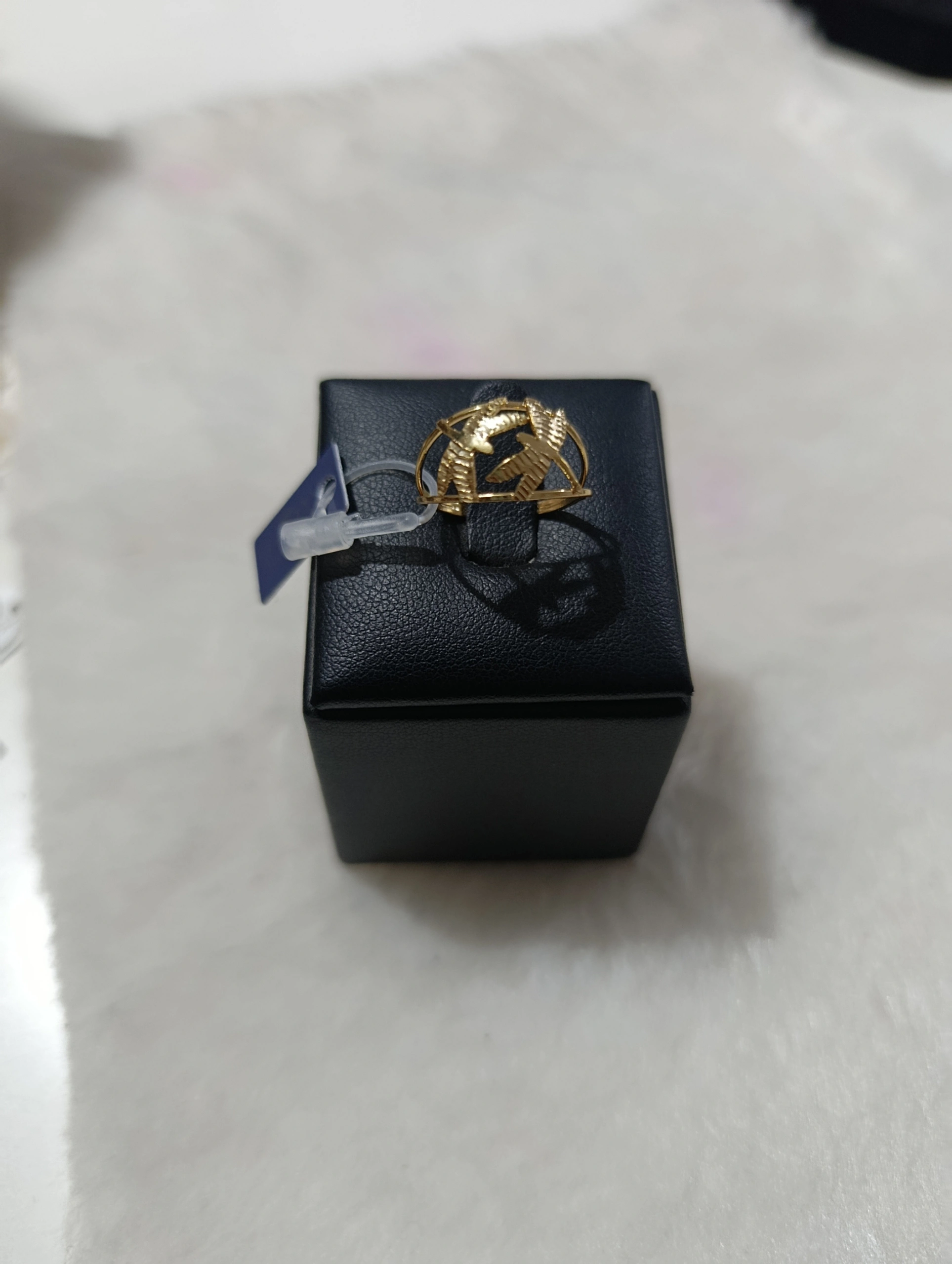 Anel Dourado com Detalhe Farpado