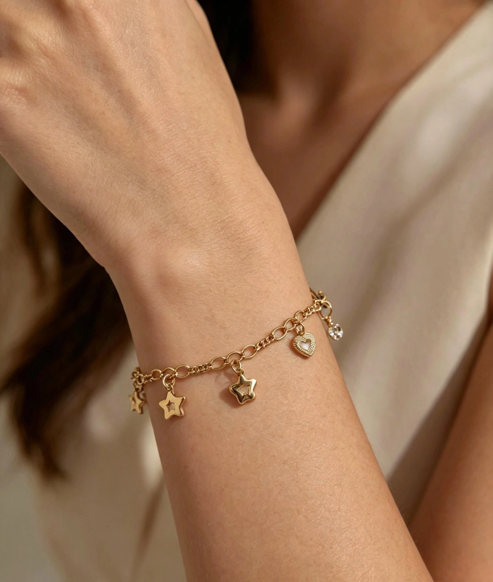 Pulseira Dourada com Charms