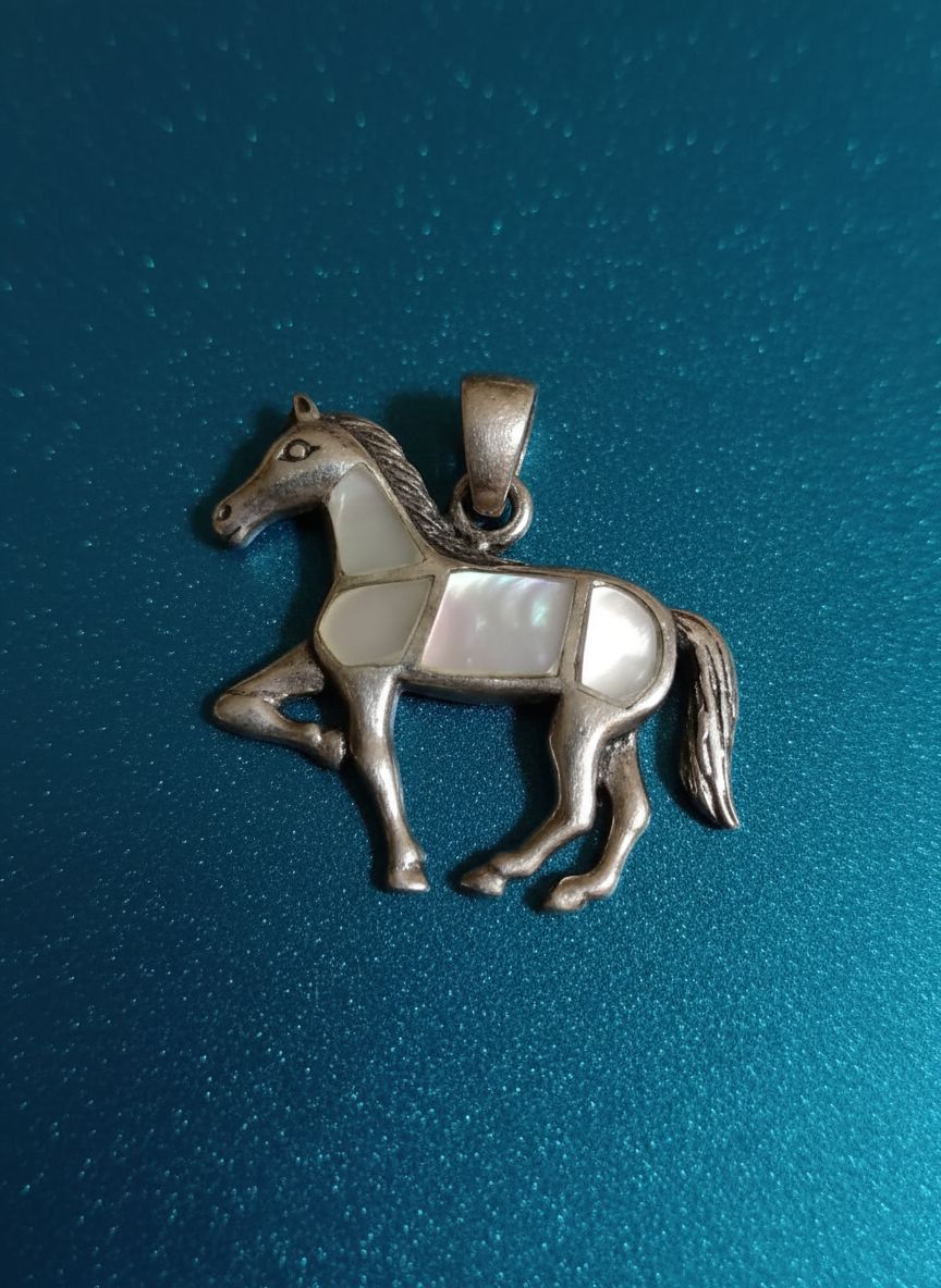 Pingente Em Madrepérola De Cavalo