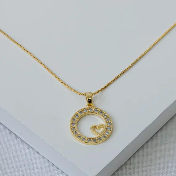 Colar dourado círculo cravejado com coração vazado