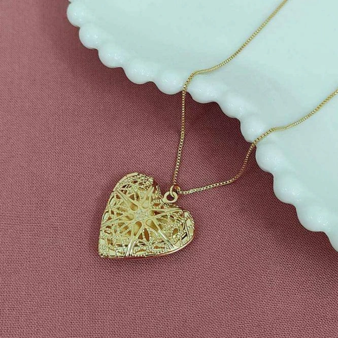 Colar dourado relicário coração trabalhado G