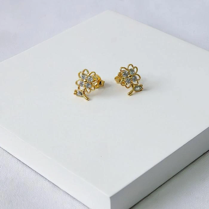 Brinco dourado flor cravejada M
