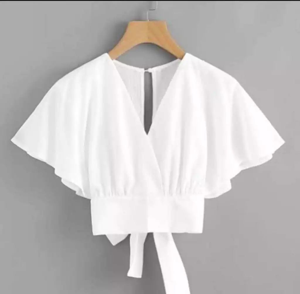Cropped com detalhe na manga modelo flair
