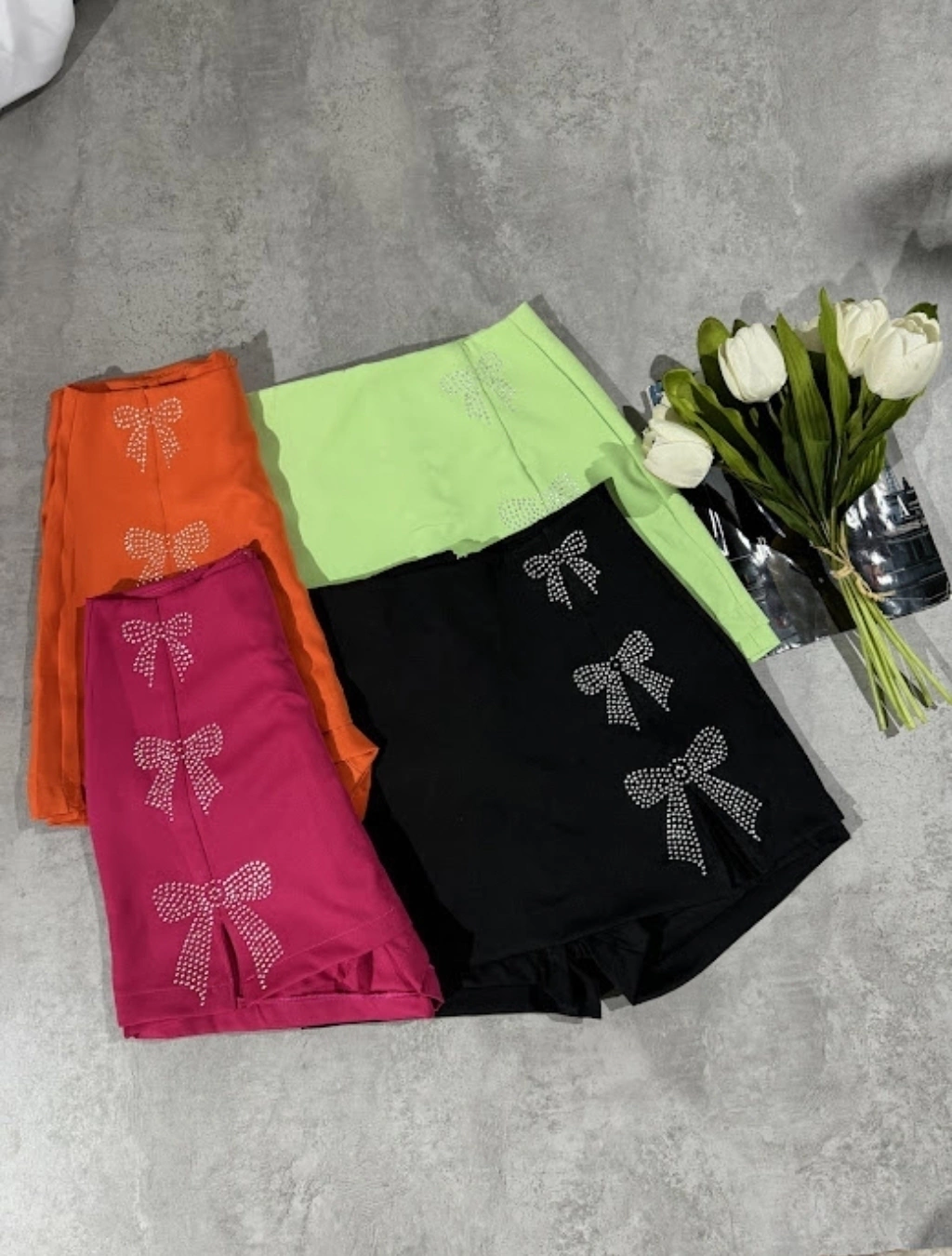 Short saia alfaiataria com detalhe de laço em strass