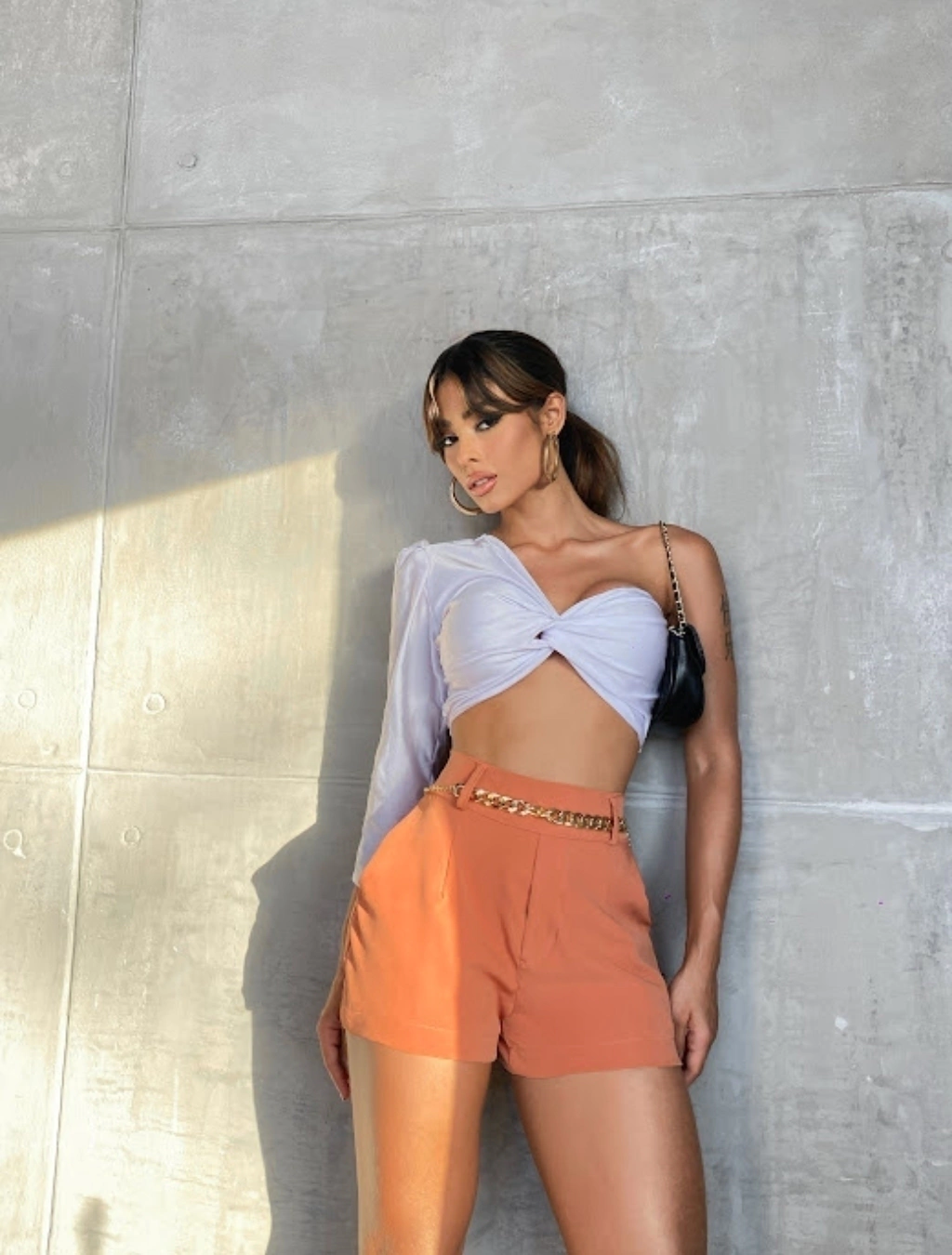 Cropped beach gloss ombro único detalhe em nó