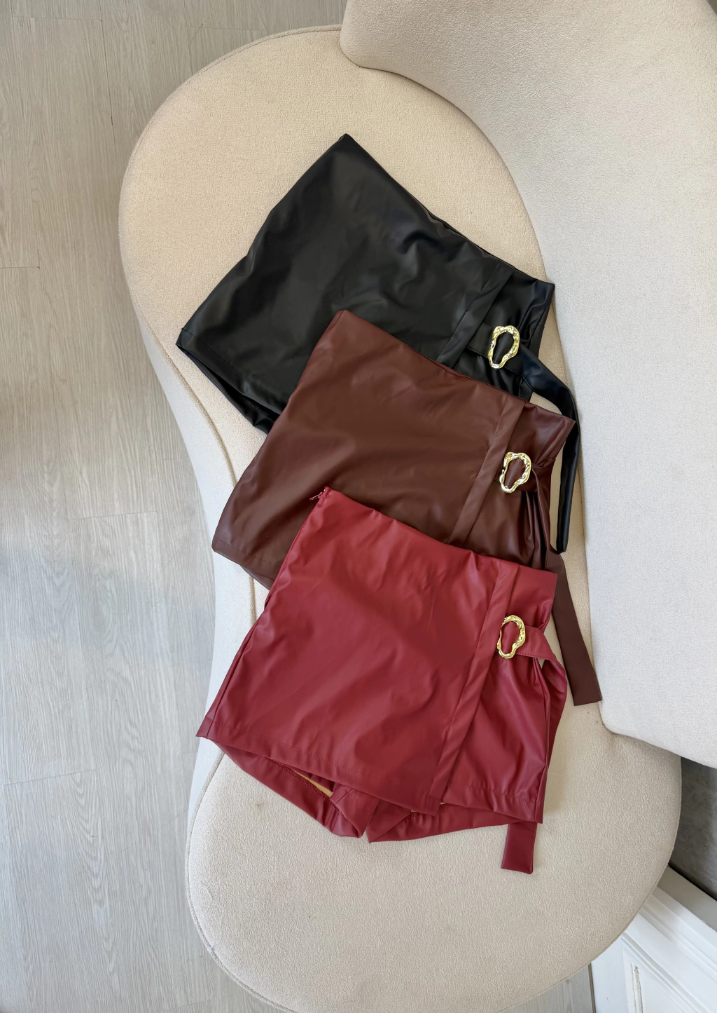 Short saia couro com detalhe fivela