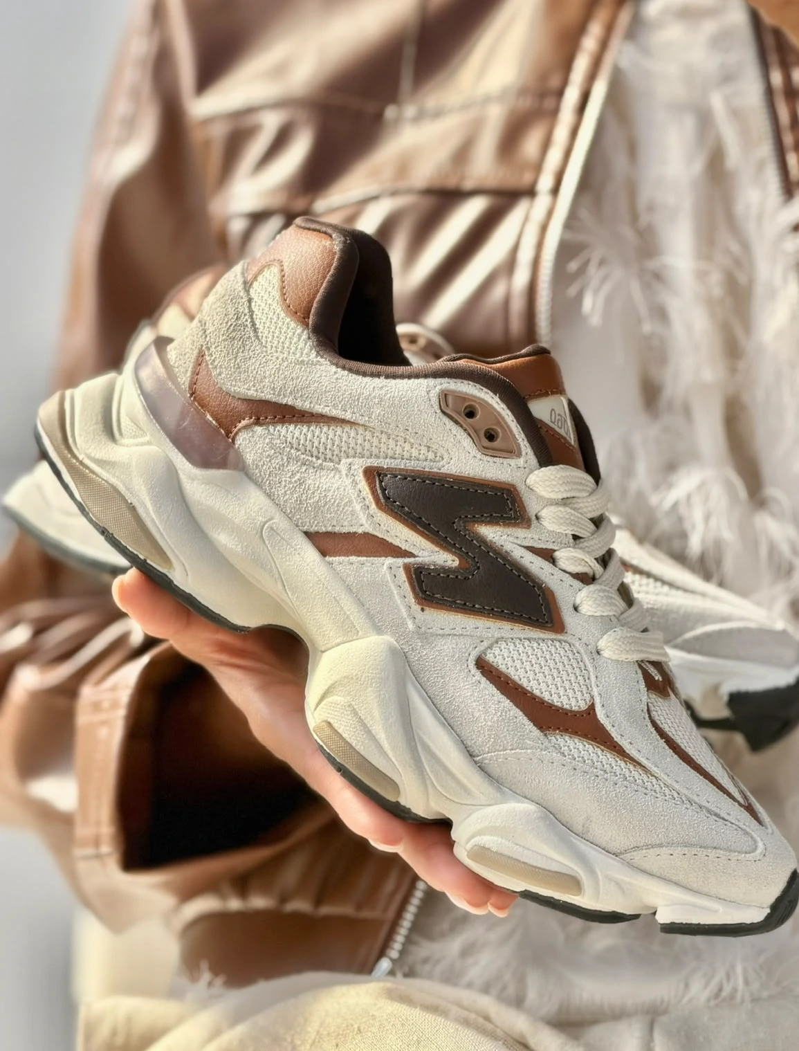 New Balance 9060 - Cinza Claro/Marrom