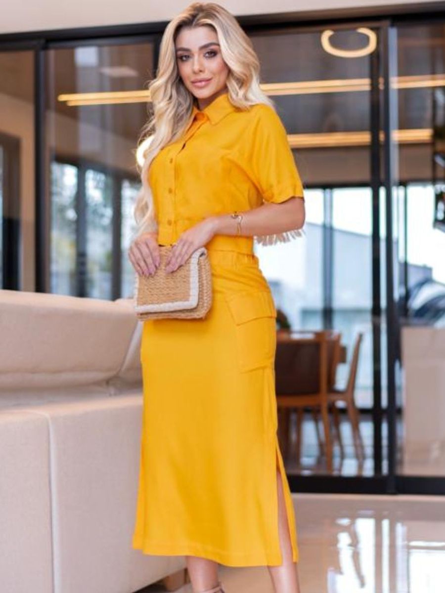 Conjunto Feminino Camisa Curta e Saia Cargo Midi – Fenda Lateral, Bolsos Práticos e Cós Elástico