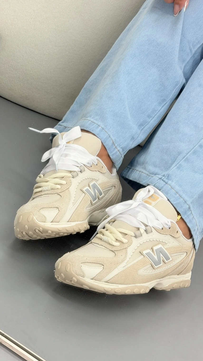 New Balance 204l - Off/Bege (em couro) - Dois cadarços/cetim