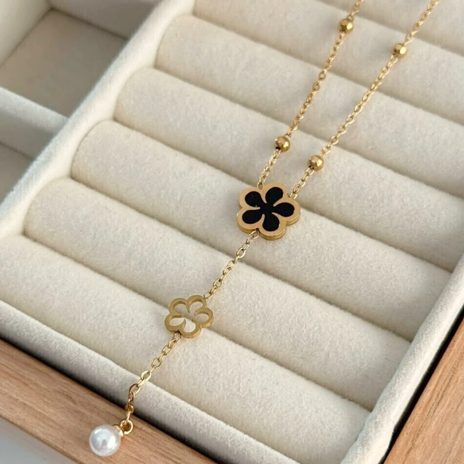 Colar aço dourado gravatinha flor preta