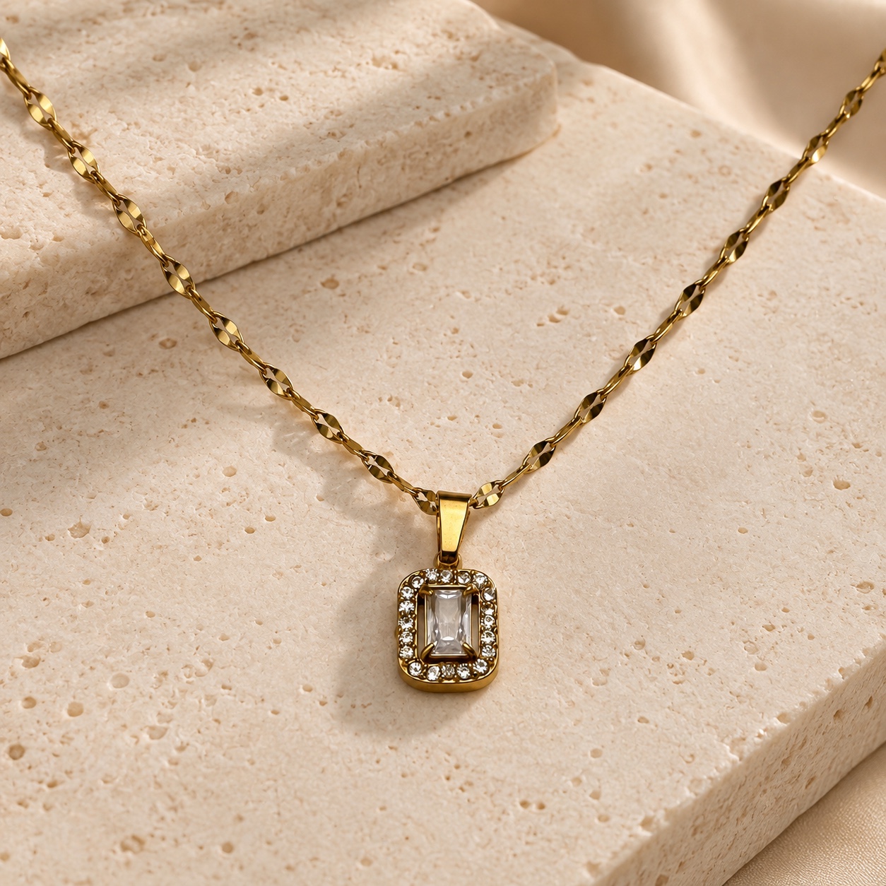 Colar aço dourado quadrado cravejado