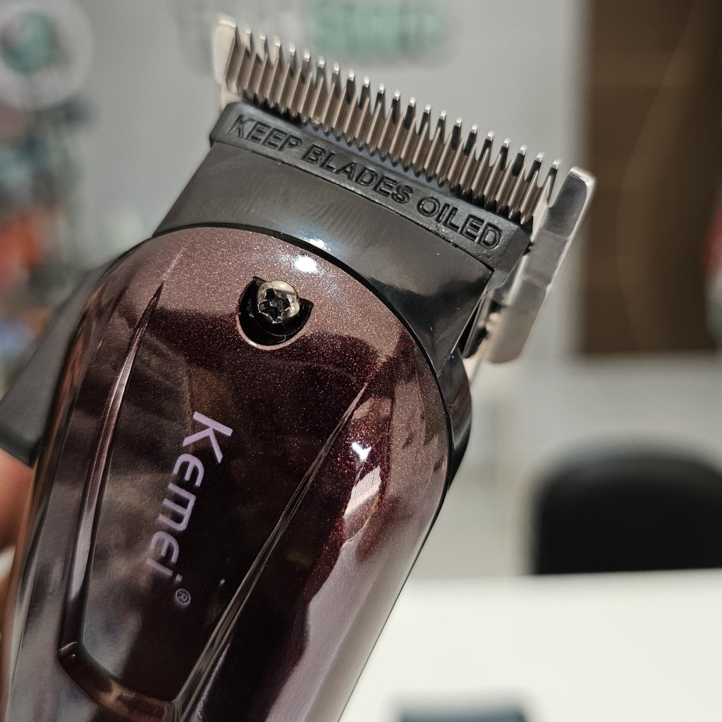 Máquina de Corte Kemei Retrô KM-2600 | Modelo completo com fonte e 6 pentes