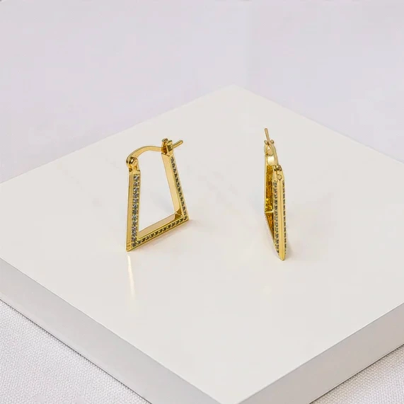 Brinco dourado meia argola retangular cravejada