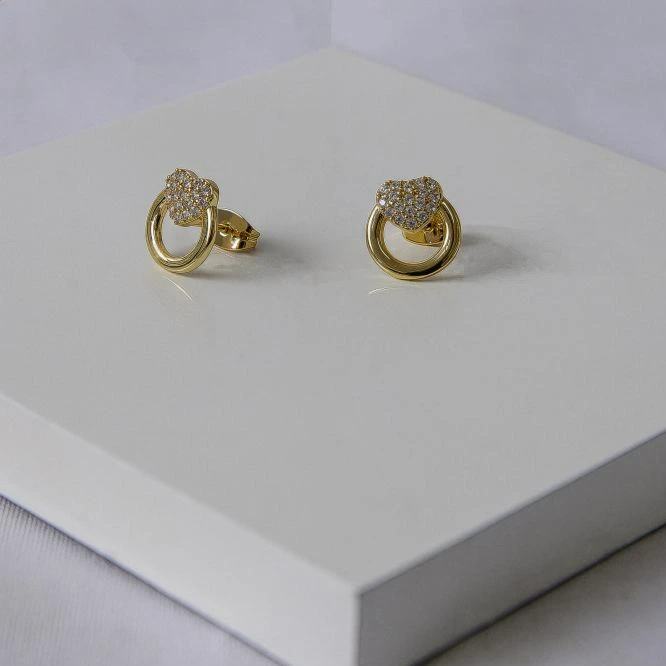 Brinco dourado círculo com coração cravejado