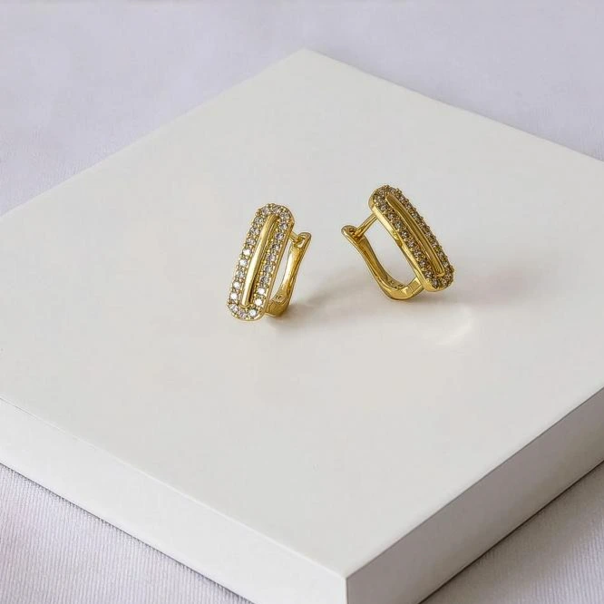 Argola dourada lisa com borda cravejada