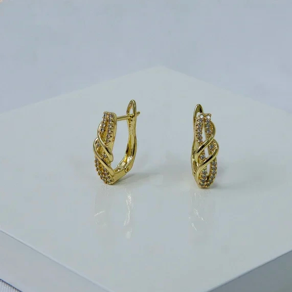 Argola dourada elos cravejados