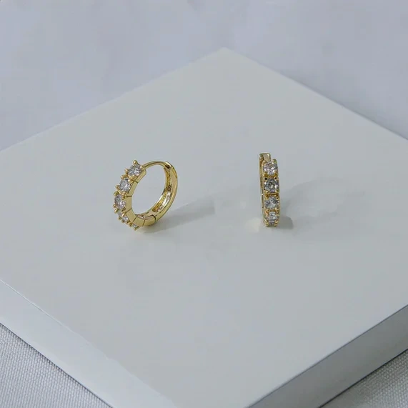 Argola dourada cravejada 4 mm