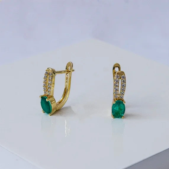 Argola dourada verde esmeralda cravejada