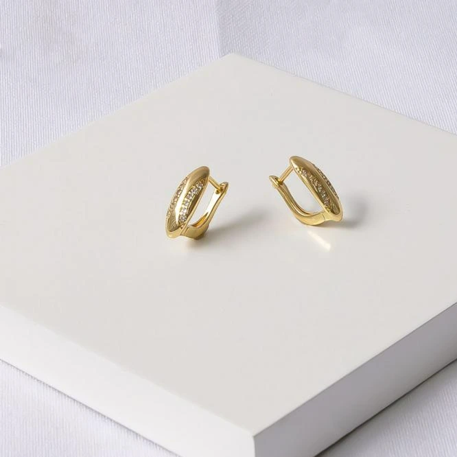 Argola dourada oval com detalhes cravejados