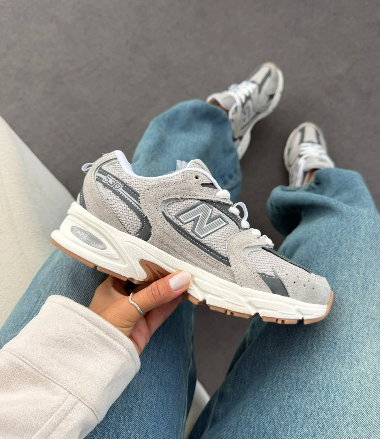 New Balance 530 - Cinza/Grafite (Couro)