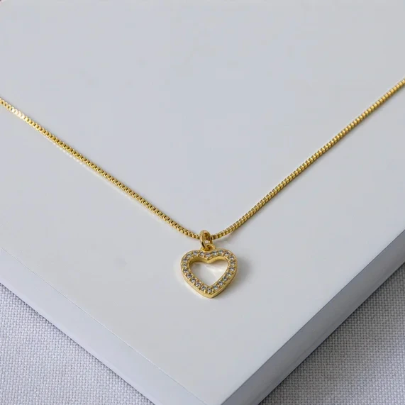 Colar dourado coração vazado cravejado
