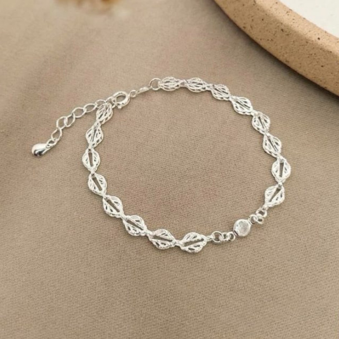 Pulseira prata folhinhas com zircônia