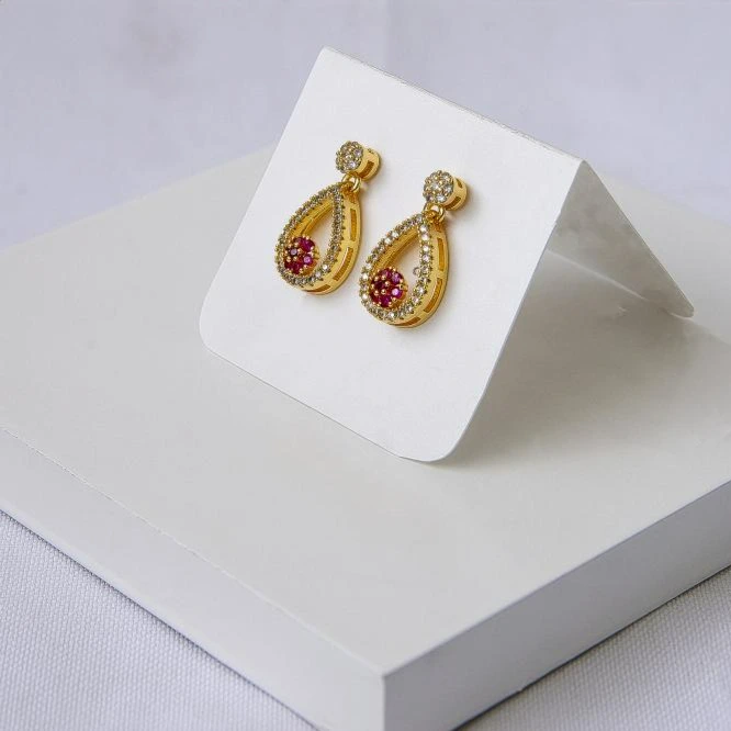Brinco dourado gota e flor rosa