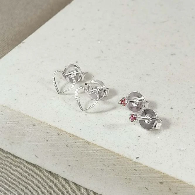 Dupla de brinco prata infantil cristal rosa e coração vazado