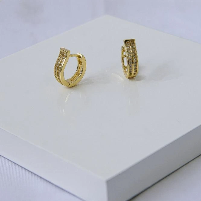 Argola dourada retangular com 2 fileiras cravejadas