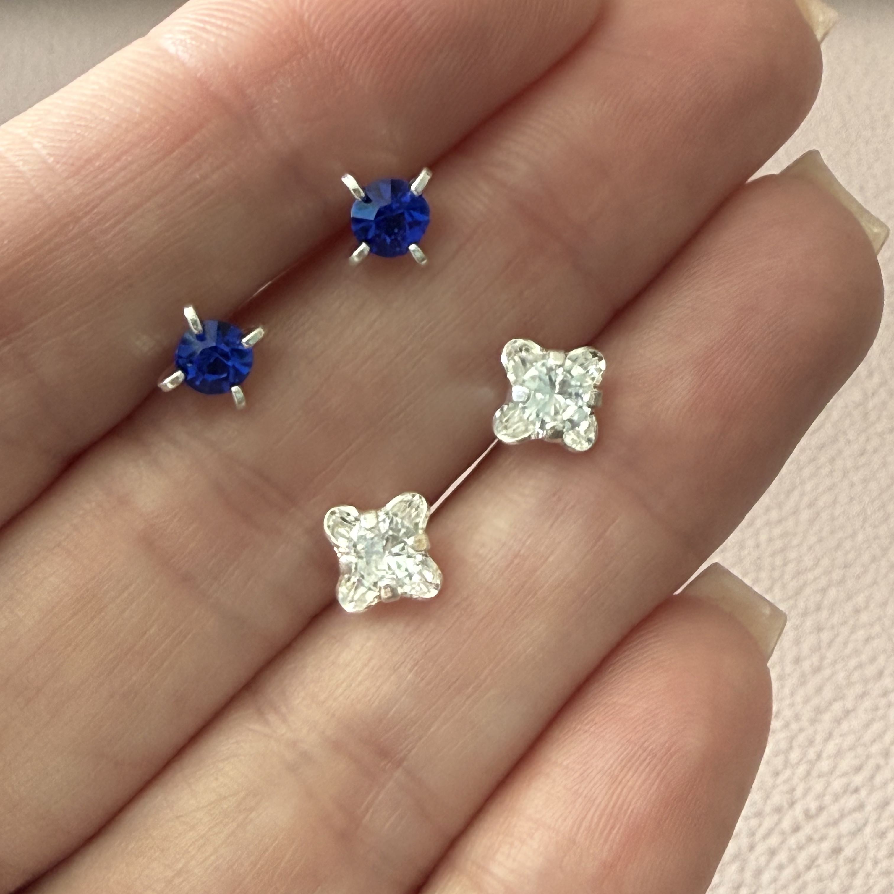 Dupla de brinco prata ponto de luz azul e flor
